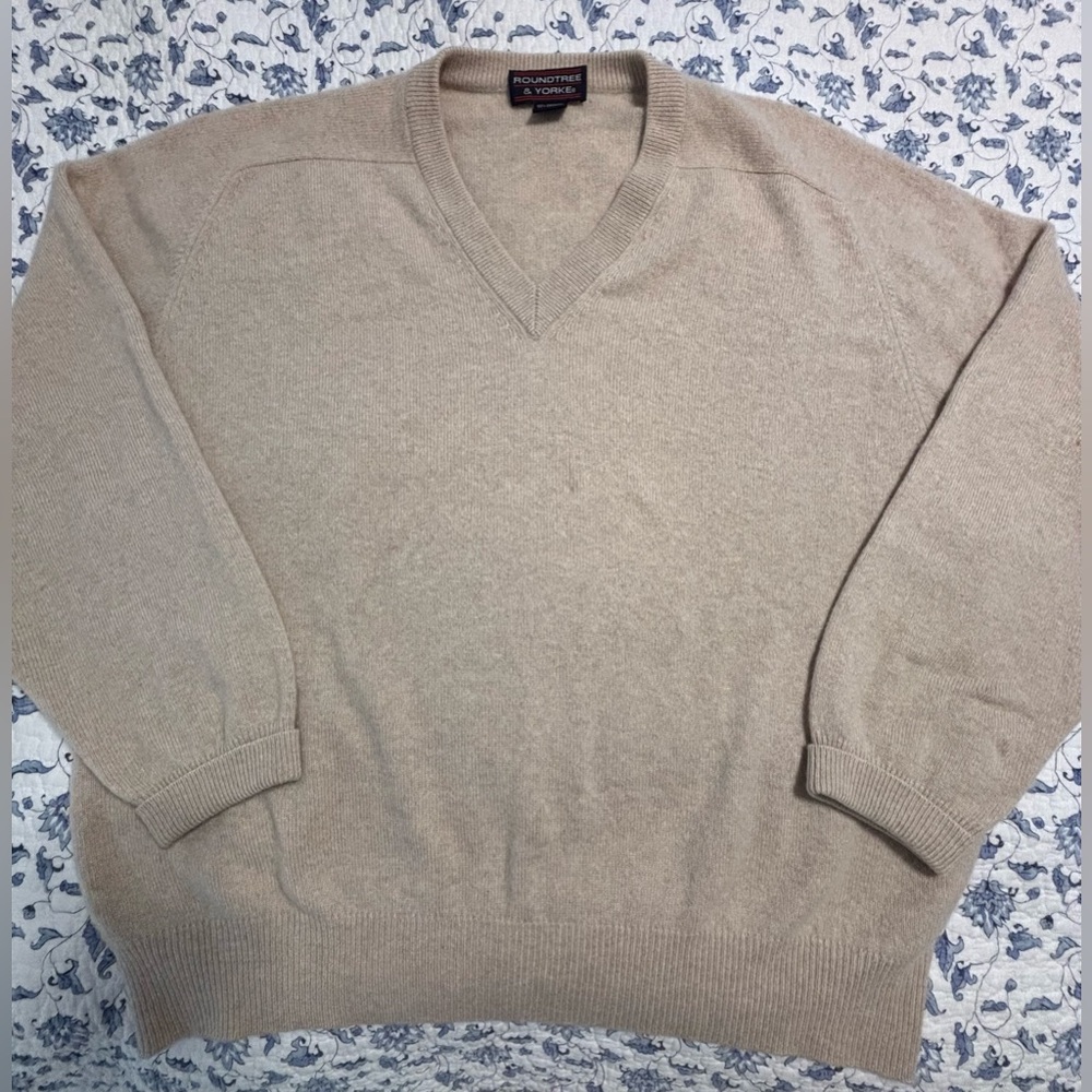 Men’s tan cashmere v-neck sweater XL Roundtree & Yorke “small stain” Super Soft! - Picture 3 of 9